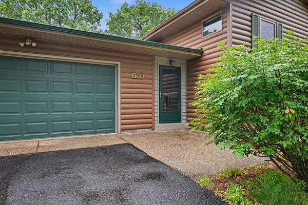 2288 Phylis CT E, Maplewood, MN 55119