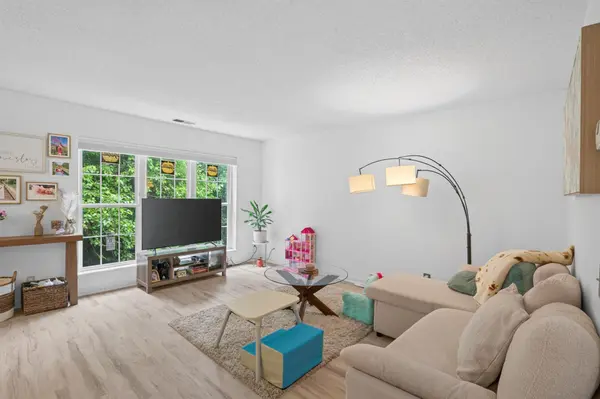 6167 Chasewood Pkwy #202, Minnetonka, MN 55343