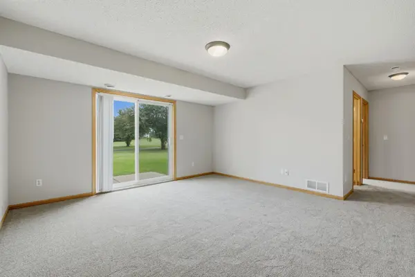 4104 Jarmann LN, Shakopee, MN 55379