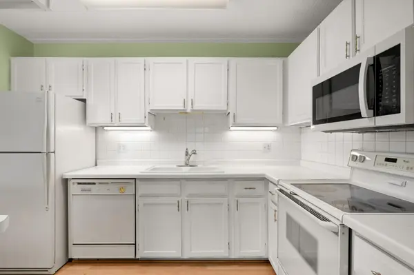 10501 Cedar Lake RD #413, Hopkins, MN 55305