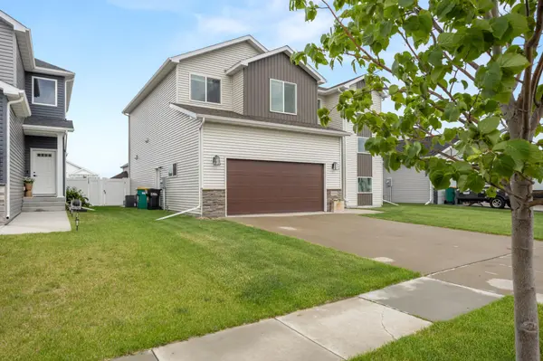 1038 Ashley DR W, West Fargo, ND 58078