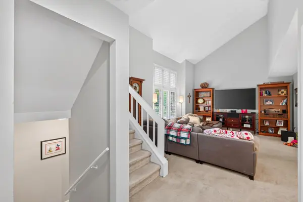 7001 Beacon CIR, Eden Prairie, MN 55346