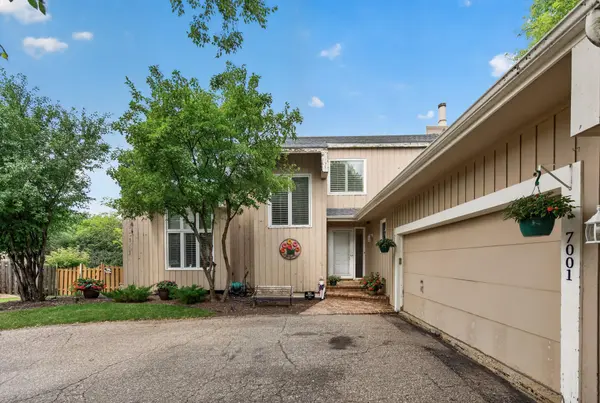 7001 Beacon CIR, Eden Prairie, MN 55346