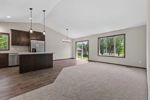 520 Lois LN, Lino Lakes, MN 55014