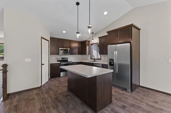 520 Lois LN, Lino Lakes, MN 55014