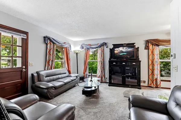 6877 Grenwich LN N, Oakdale, MN 55128