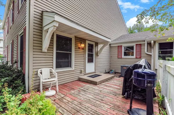 6877 Grenwich LN N, Oakdale, MN 55128