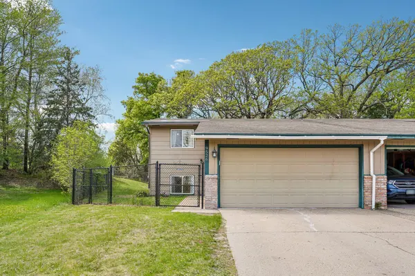 9526 Grey Widgeon PL, Eden Prairie, MN 55347