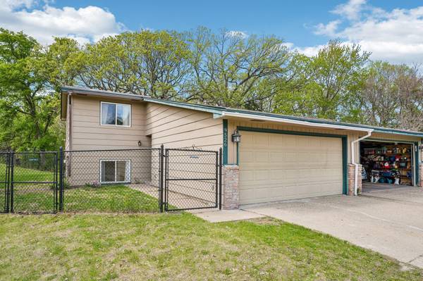 9526 Grey Widgeon PL, Eden Prairie, MN 55347