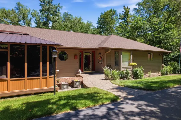 47060 Queens Cove CIR, La Crescent, MN 55947