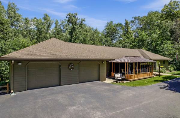 47060 Queens Cove CIR, La Crescent, MN 55947