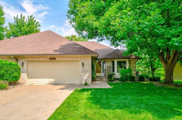 2201 Ferris LN, Roseville, MN 55113
