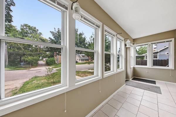 1004 Western AVE N, Saint Paul, MN 55117