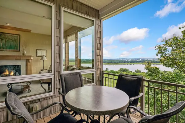 10102 Indigo DR, Eden Prairie, MN 55347