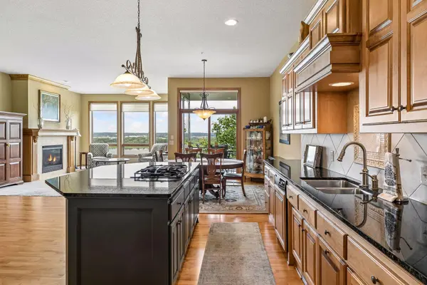 10102 Indigo DR, Eden Prairie, MN 55347