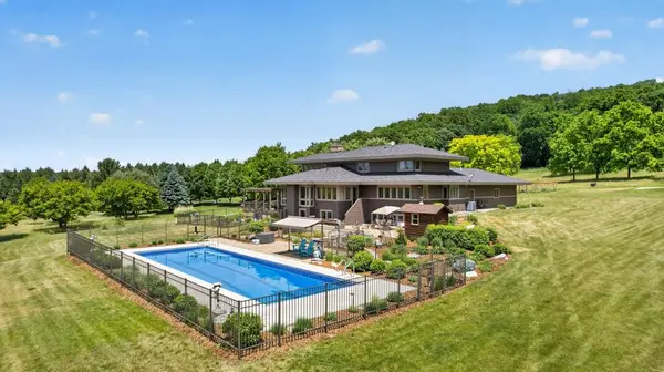 5185 Meadow Crossing RD SW, Rochester, MN 55902