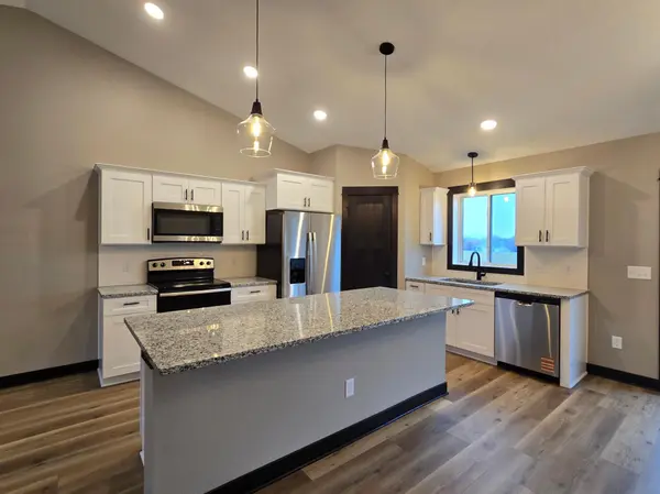 450 Stoneridge LN NE, Owatonna, MN 55060