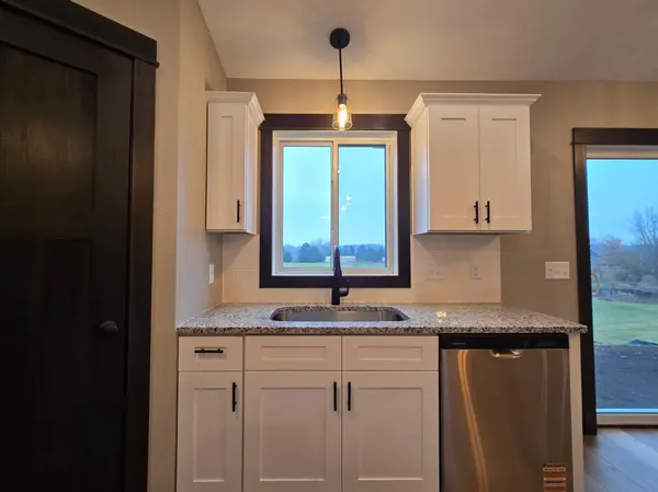 450 Stoneridge LN NE, Owatonna, MN 55060