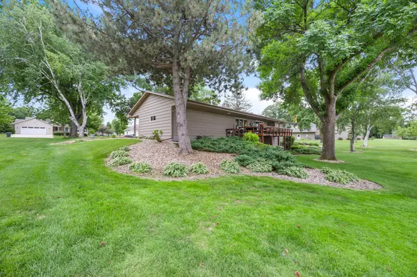 830 Lakewood DR SW, Hutchinson, MN 55350