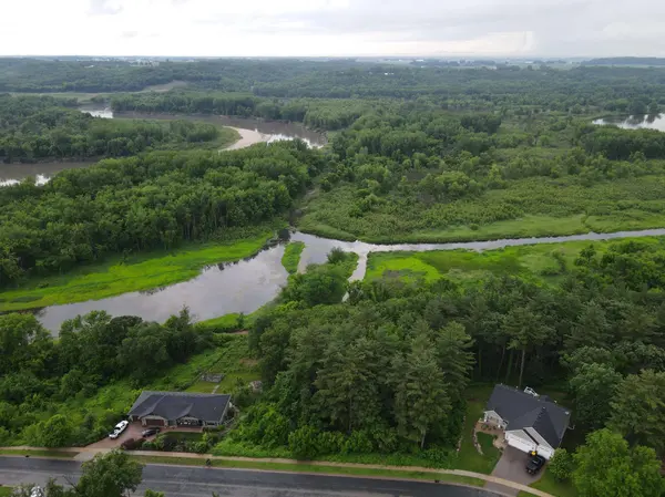 925 Riverview LN, Belle Plaine, MN 56011