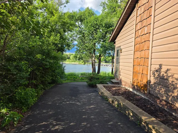 6668 Rustic RD SE, Prior Lake, MN 55372