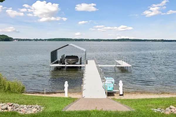161 Lakeshore CIR, Waconia, MN 55387