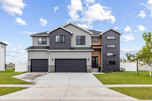 4212 Pine Pkwy S, Fargo, ND 58104