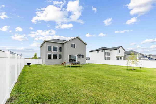 4212 Pine Pkwy S, Fargo, ND 58104