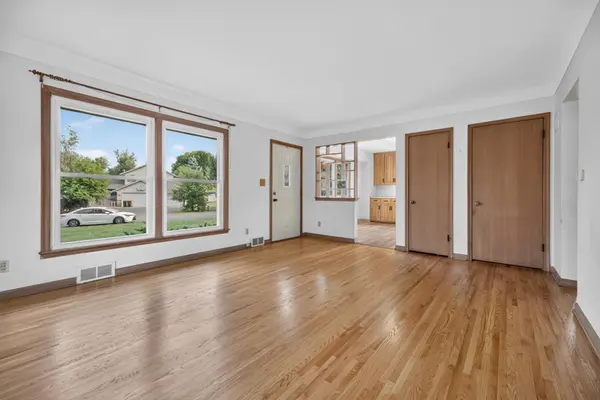 1220 Frisbie AVE, Maplewood, MN 55109