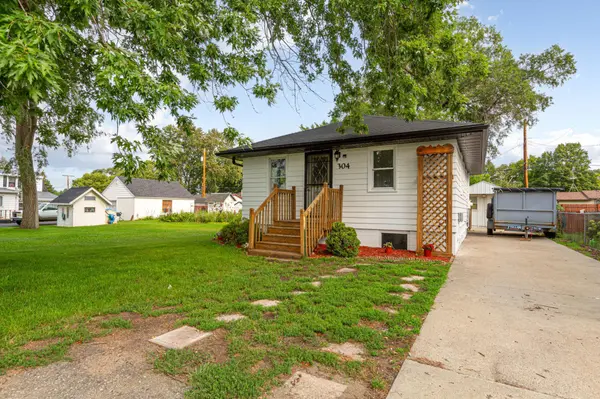 304 20th ST NW, Faribault, MN 55021