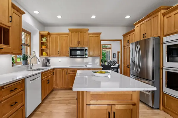 8732 Wedgemere DR, Victoria, MN 55386