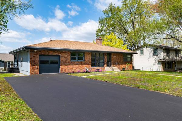 2843 Churchill ST, Roseville, MN 55113