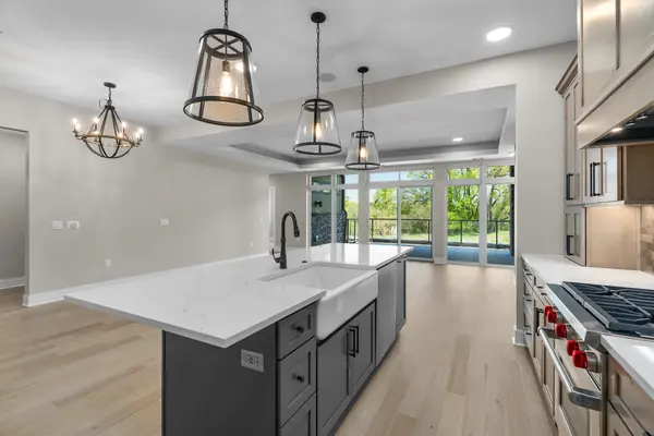 1 Hill Farm RD #111, North Oaks, MN 55127