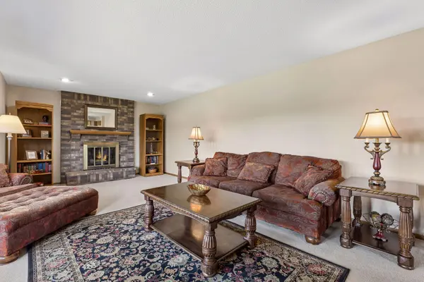 7885 Kingsview LN N, Maple Grove, MN 55311