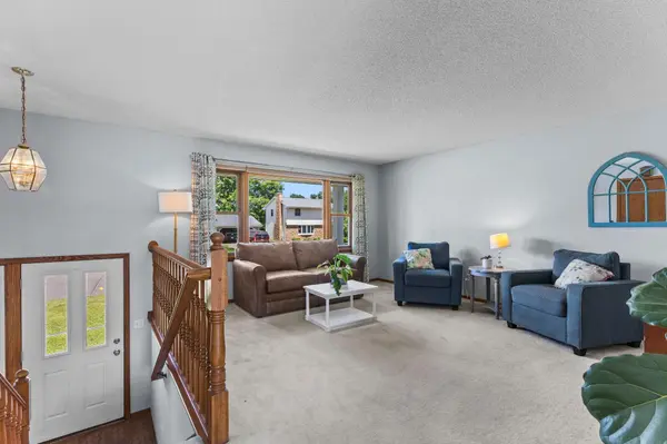 2162 Maple LN E, Maplewood, MN 55109