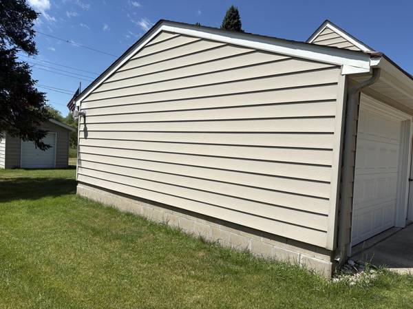 702 Glenview DR, Albert Lea, MN 56007