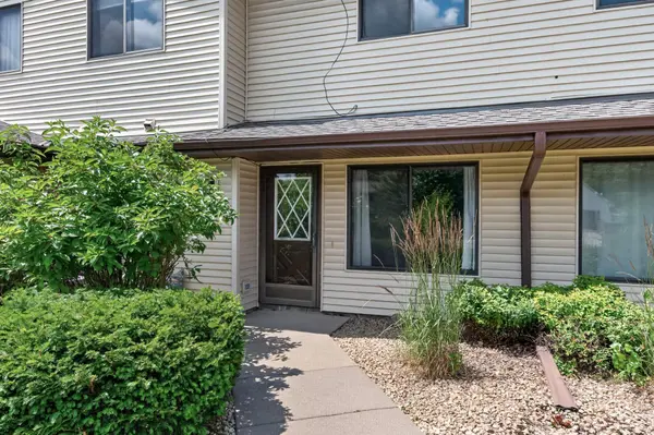 1554 Helmo AVE N, Oakdale, MN 55128