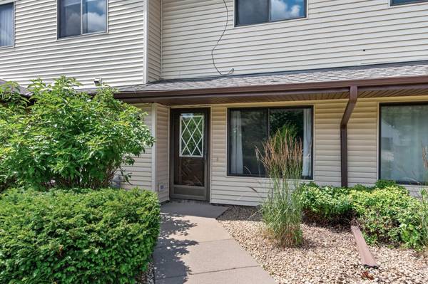 1554 Helmo AVE N, Oakdale, MN 55128