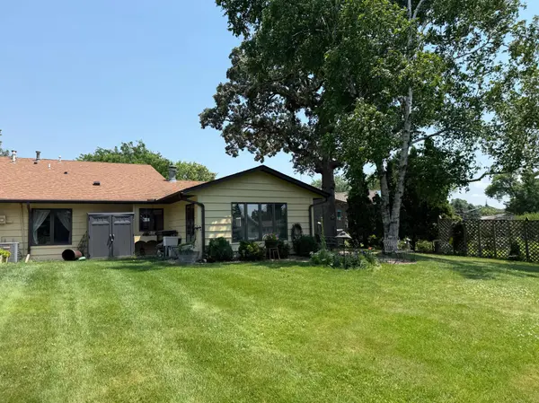 1288 Rolling Oaks LN NW, Hutchinson, MN 55350