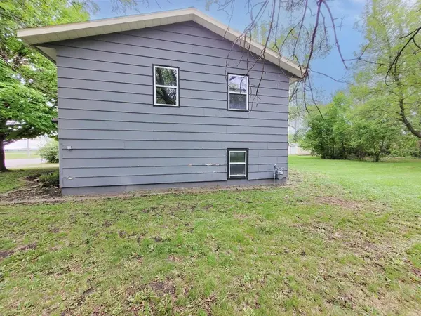 640 Ranchwood DR, Bird Island, MN 55310