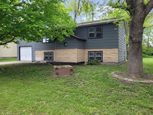 640 Ranchwood DR, Bird Island, MN 55310