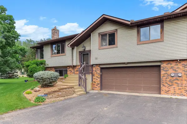 556 Donegal CIR, Shoreview, MN 55126