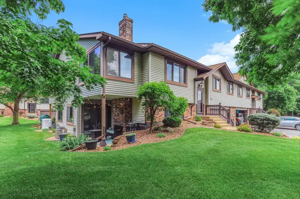 556 Donegal CIR, Shoreview, MN 55126