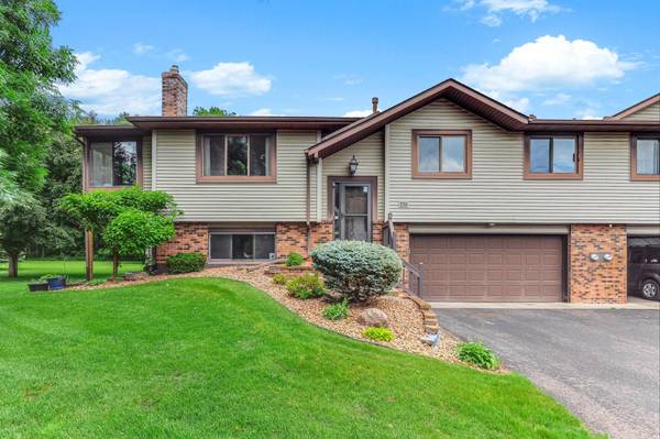 556 Donegal CIR, Shoreview, MN 55126