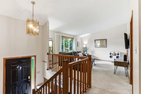 556 Donegal CIR, Shoreview, MN 55126