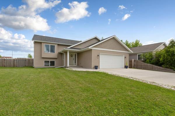 310 Autumn Hills PL NE, Owatonna, MN 55060