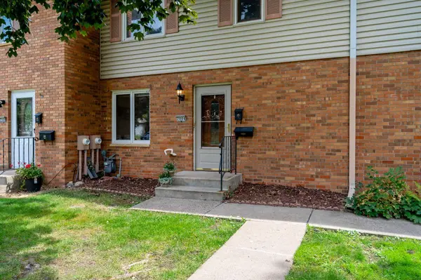 2004 Arkwright ST, Maplewood, MN 55117