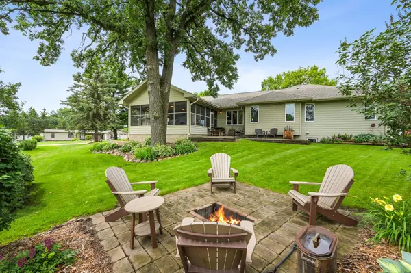 101 Anglewood DR, Kenyon, MN 55946