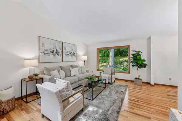 14810 Lloyds DR, Minnetonka, MN 55345