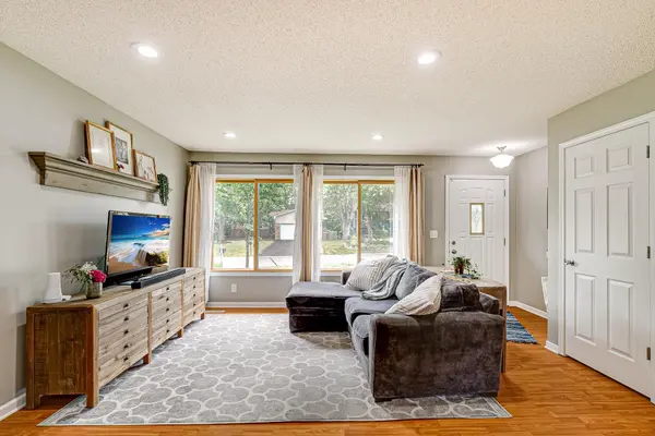 7572 Carillon PLZ W, Woodbury, MN 55125